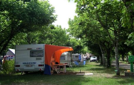 Emplacements camping en Dordogne et baignade en eaux vives